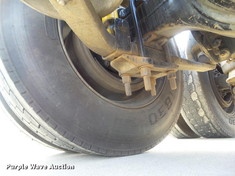 image for item L5706 2001 Freightliner Classic semi truck