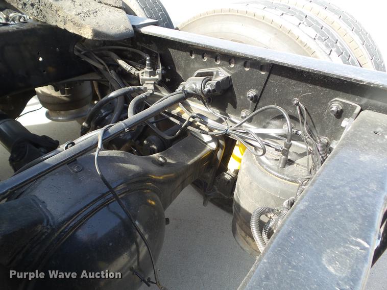 image for item L5706 2001 Freightliner Classic semi truck