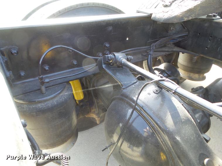 image for item L5706 2001 Freightliner Classic semi truck