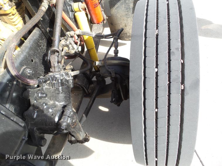 image for item L5706 2001 Freightliner Classic semi truck