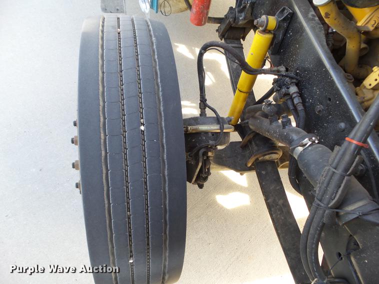 image for item L5706 2001 Freightliner Classic semi truck