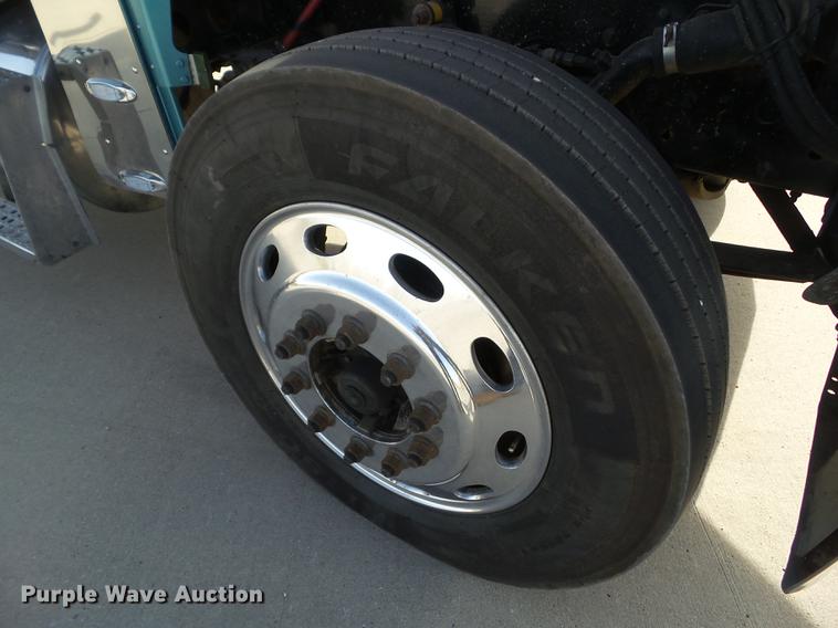 image for item L5706 2001 Freightliner Classic semi truck