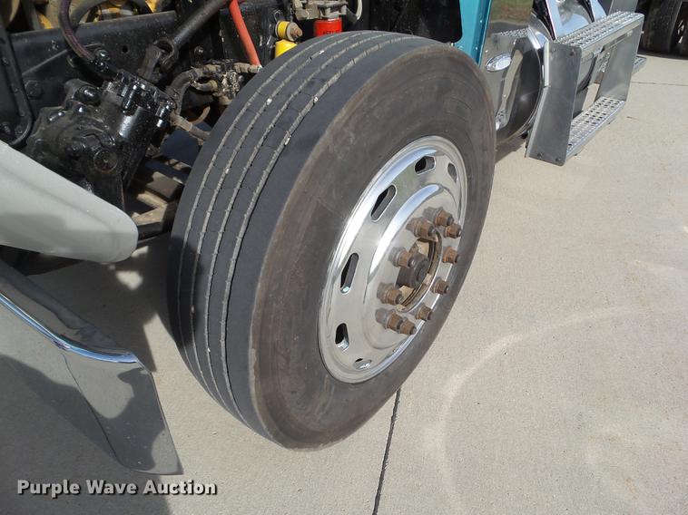 image for item L5706 2001 Freightliner Classic semi truck