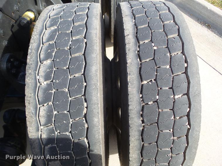 image for item L5706 2001 Freightliner Classic semi truck