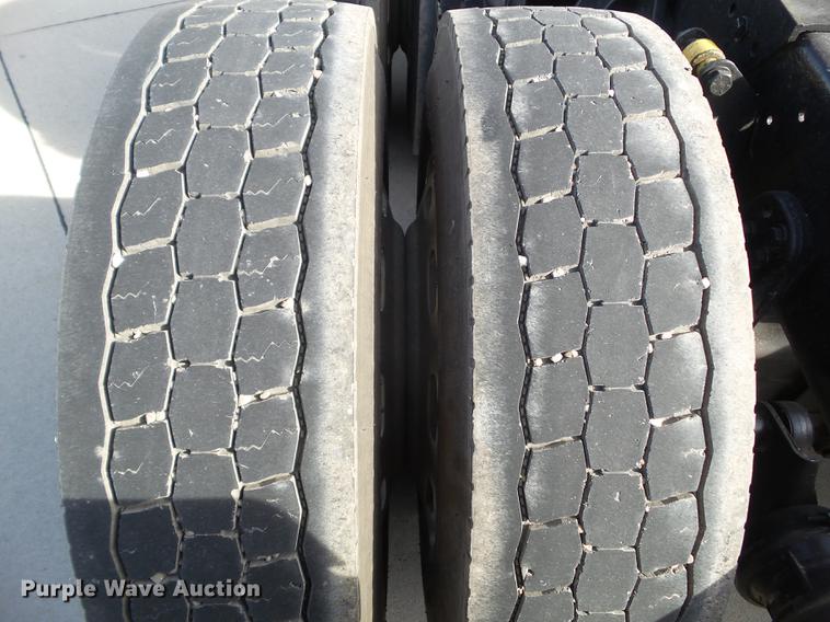 image for item L5706 2001 Freightliner Classic semi truck