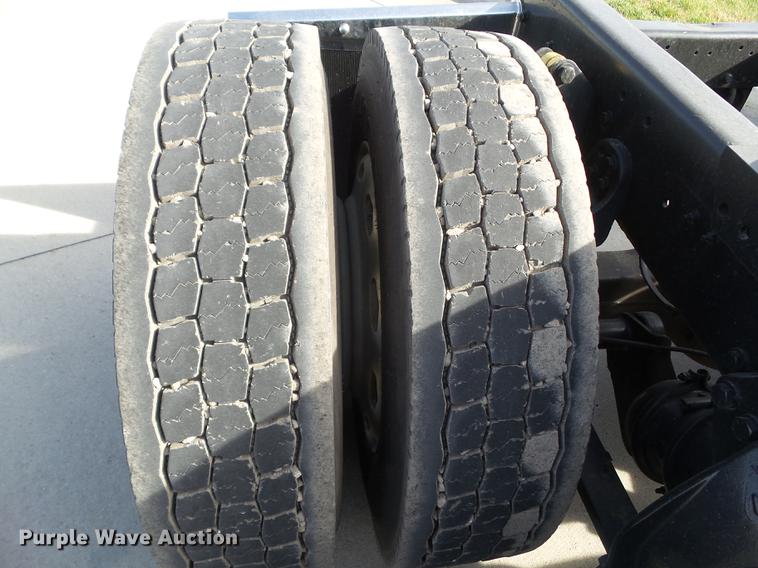 image for item L5706 2001 Freightliner Classic semi truck