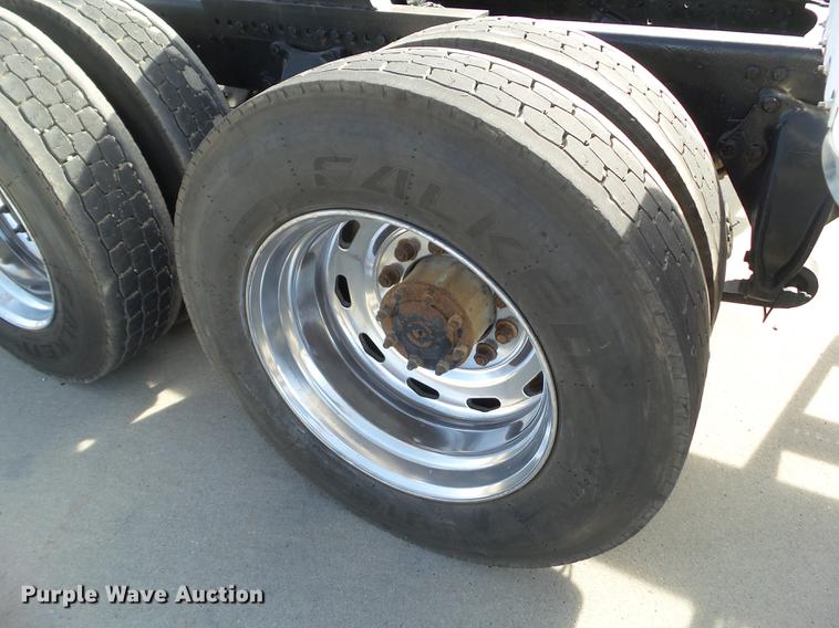 image for item L5706 2001 Freightliner Classic semi truck