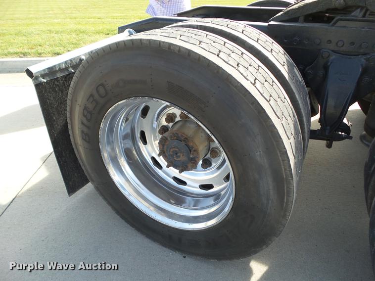 image for item L5706 2001 Freightliner Classic semi truck