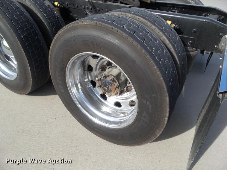 image for item L5706 2001 Freightliner Classic semi truck