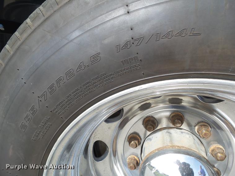 image for item L5706 2001 Freightliner Classic semi truck