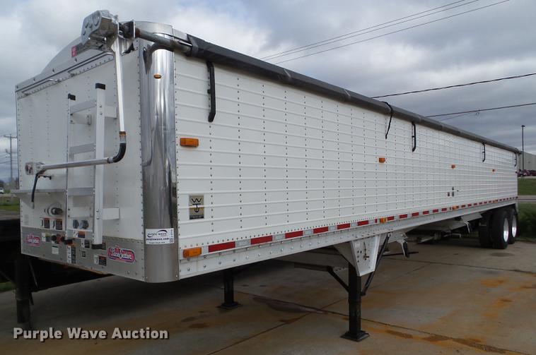 image for item L5716 2010 Wilson DWH-500 double hopper bottom grain trailer