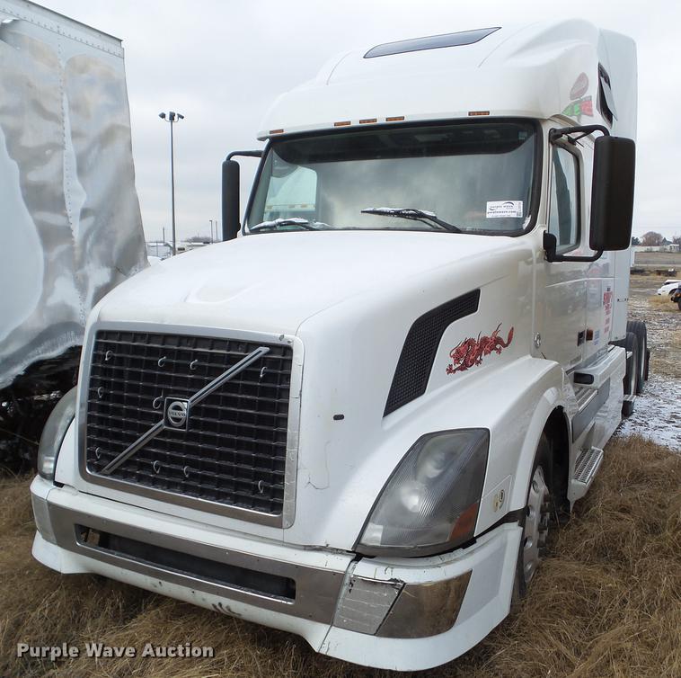 image for item L5719 2007 Volvo VNL semi truck