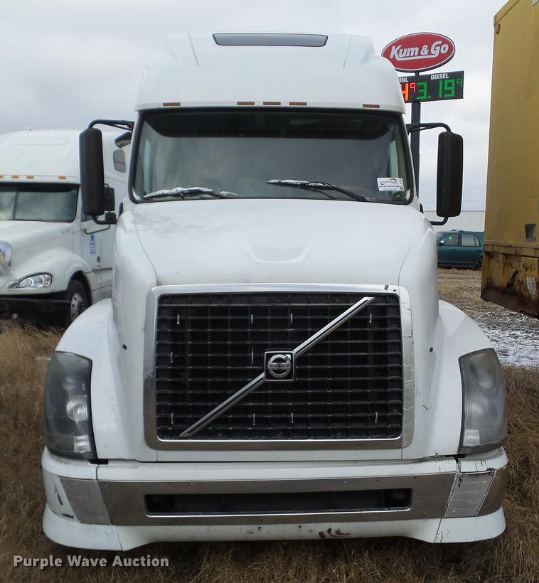 image for item L5719 2007 Volvo VNL semi truck