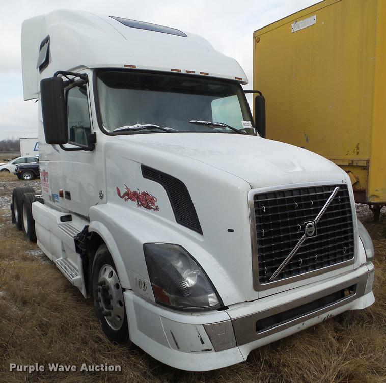 image for item L5719 2007 Volvo VNL semi truck
