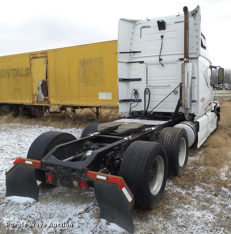 image for item L5719 2007 Volvo VNL semi truck