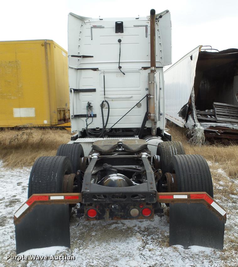 image for item L5719 2007 Volvo VNL semi truck