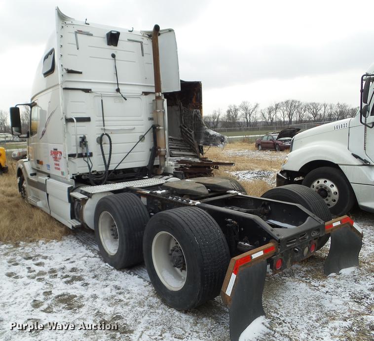 image for item L5719 2007 Volvo VNL semi truck