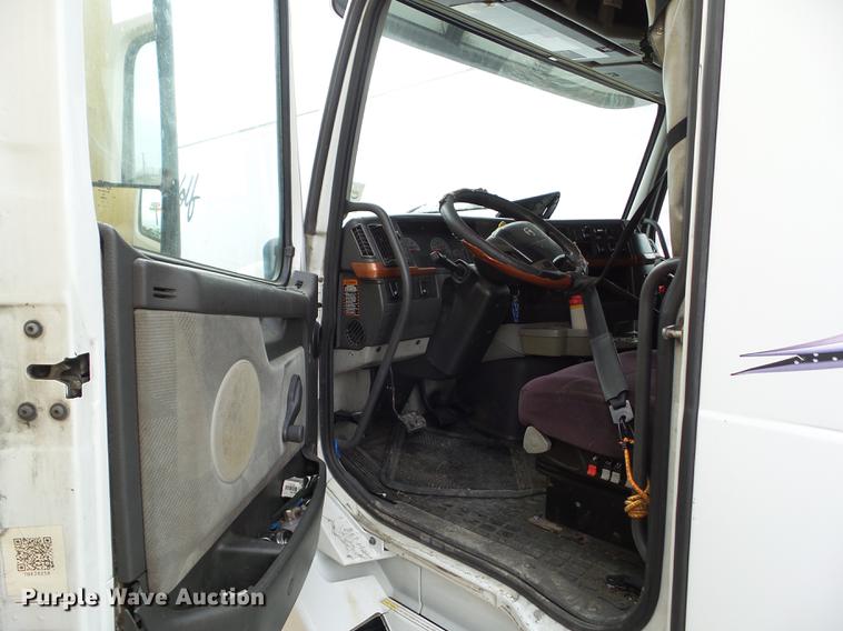 image for item L5719 2007 Volvo VNL semi truck