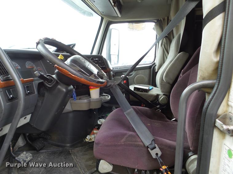 image for item L5719 2007 Volvo VNL semi truck