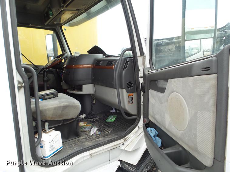 image for item L5719 2007 Volvo VNL semi truck