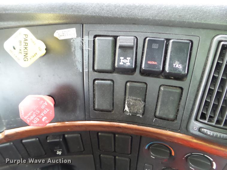 image for item L5719 2007 Volvo VNL semi truck