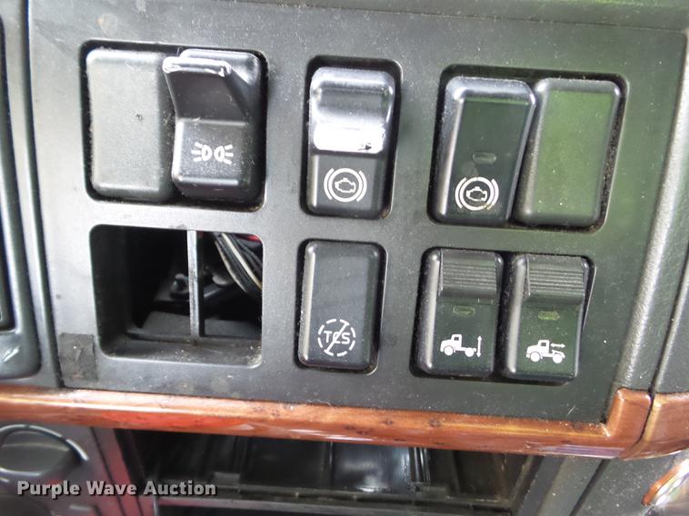 image for item L5719 2007 Volvo VNL semi truck