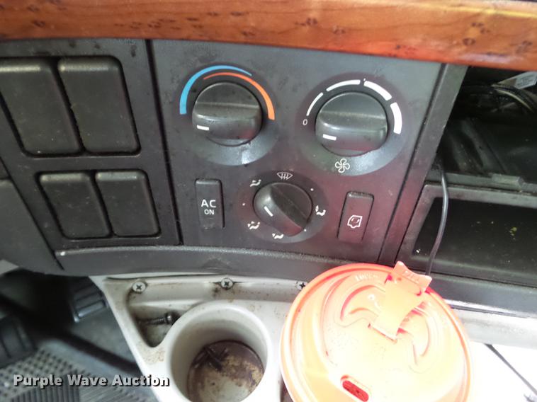 image for item L5719 2007 Volvo VNL semi truck