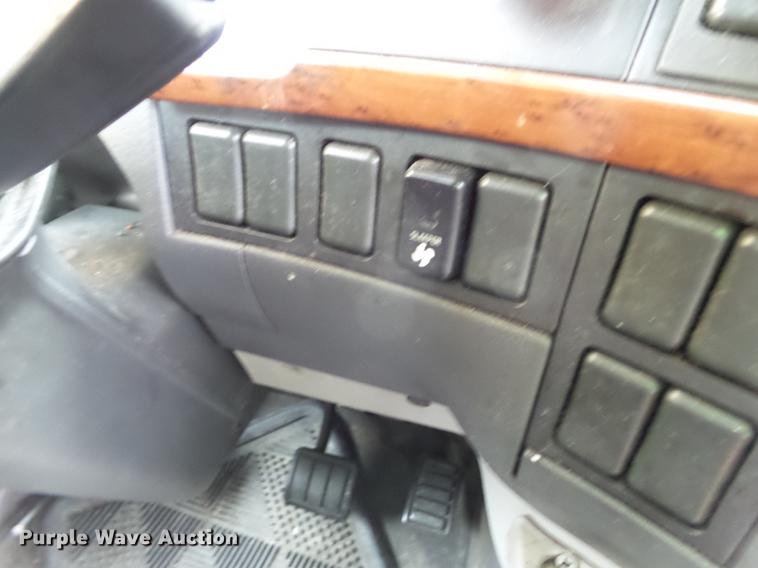 image for item L5719 2007 Volvo VNL semi truck