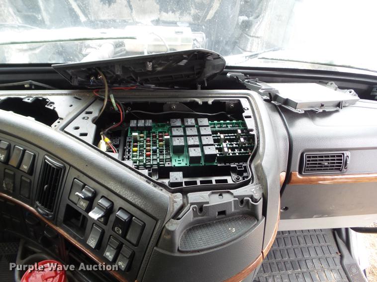 image for item L5719 2007 Volvo VNL semi truck