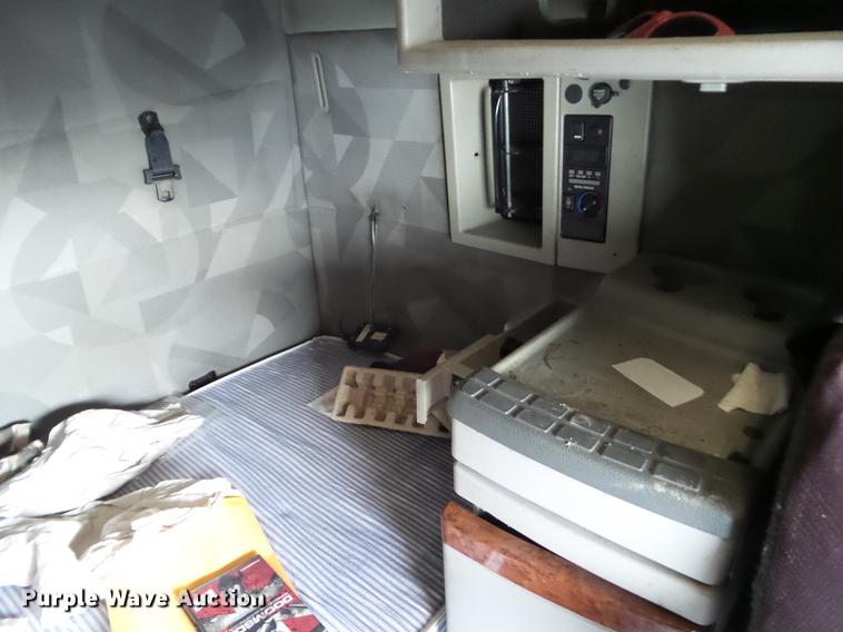 image for item L5719 2007 Volvo VNL semi truck