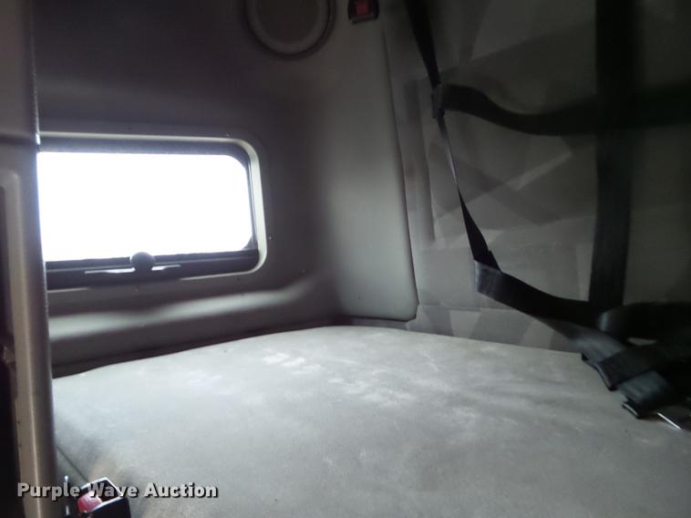 image for item L5719 2007 Volvo VNL semi truck