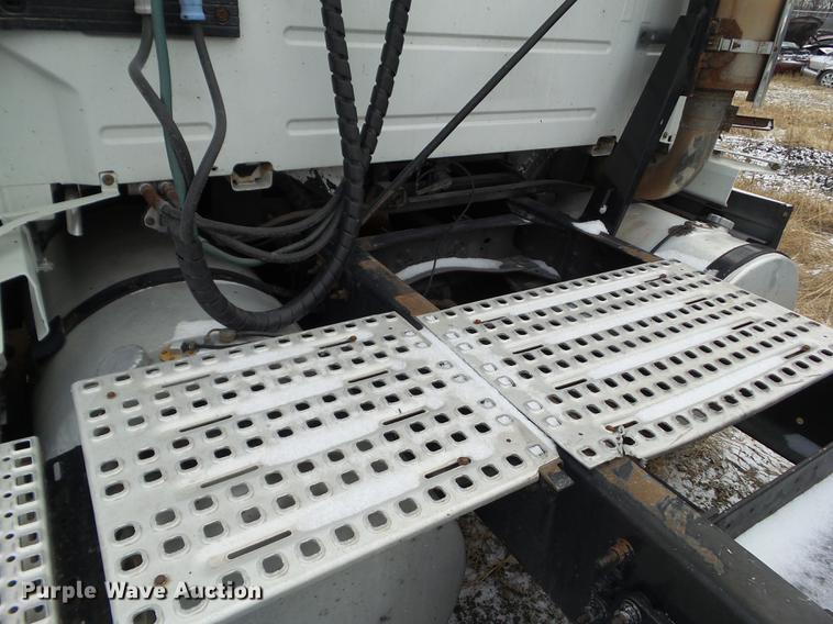 image for item L5719 2007 Volvo VNL semi truck