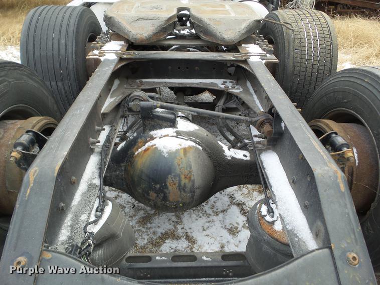 image for item L5719 2007 Volvo VNL semi truck