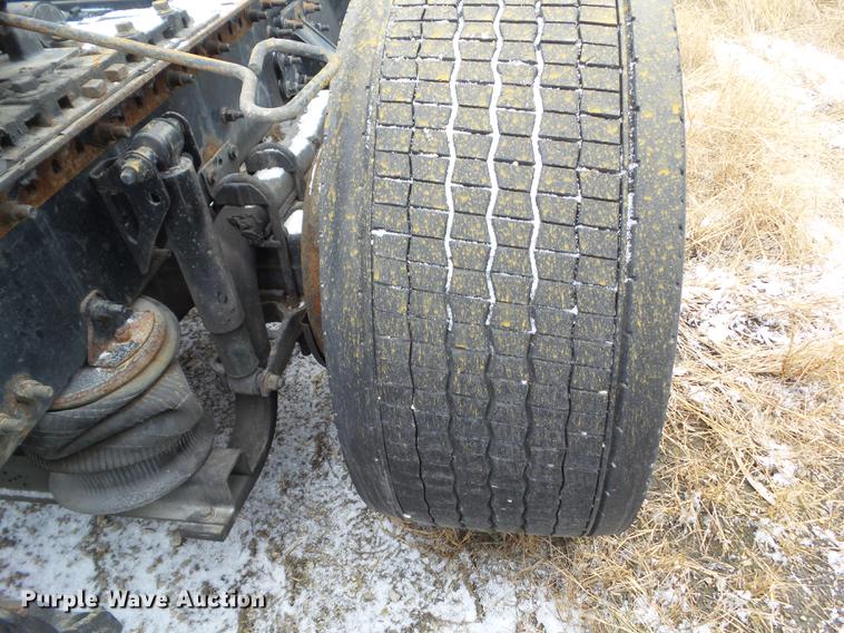 image for item L5719 2007 Volvo VNL semi truck