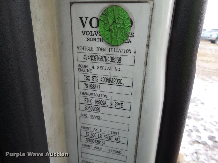 image for item L5719 2007 Volvo VNL semi truck