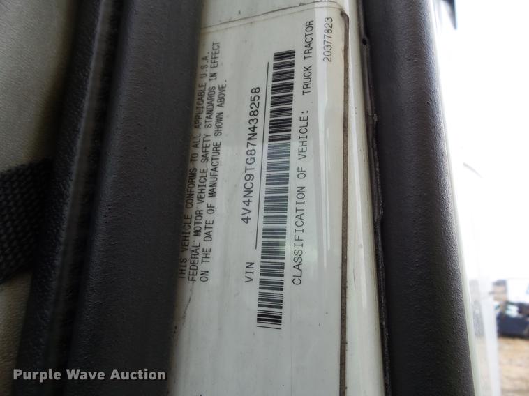 image for item L5719 2007 Volvo VNL semi truck