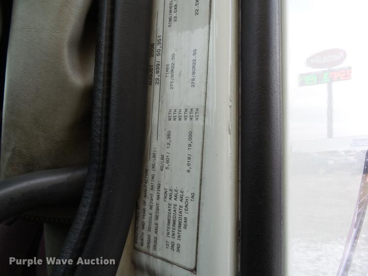 image for item L5719 2007 Volvo VNL semi truck