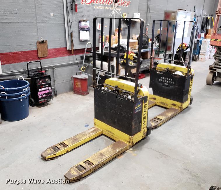 image for item AV9477 (2) Hyster W40Z pallet jacks