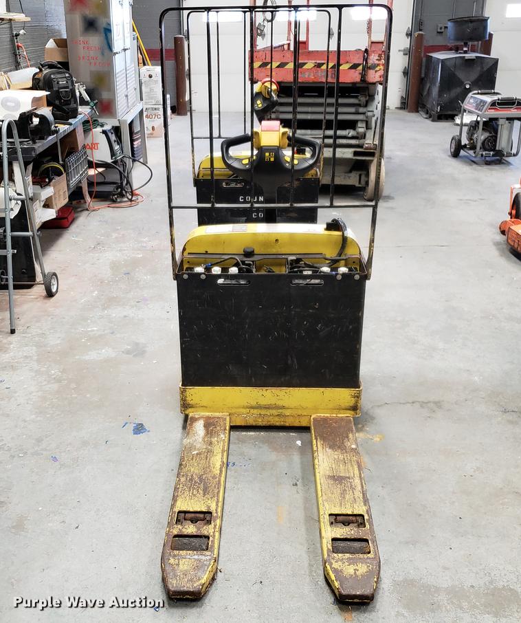 image for item AV9477 (2) Hyster W40Z pallet jacks