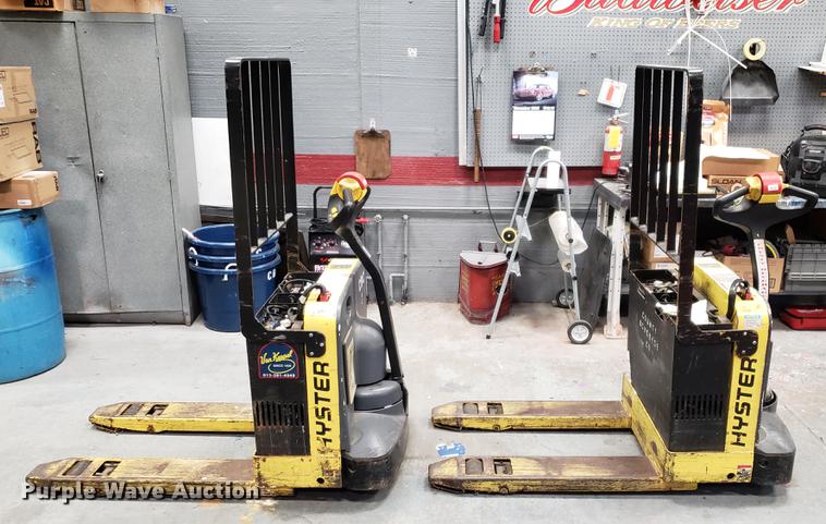 image for item AV9477 (2) Hyster W40Z pallet jacks
