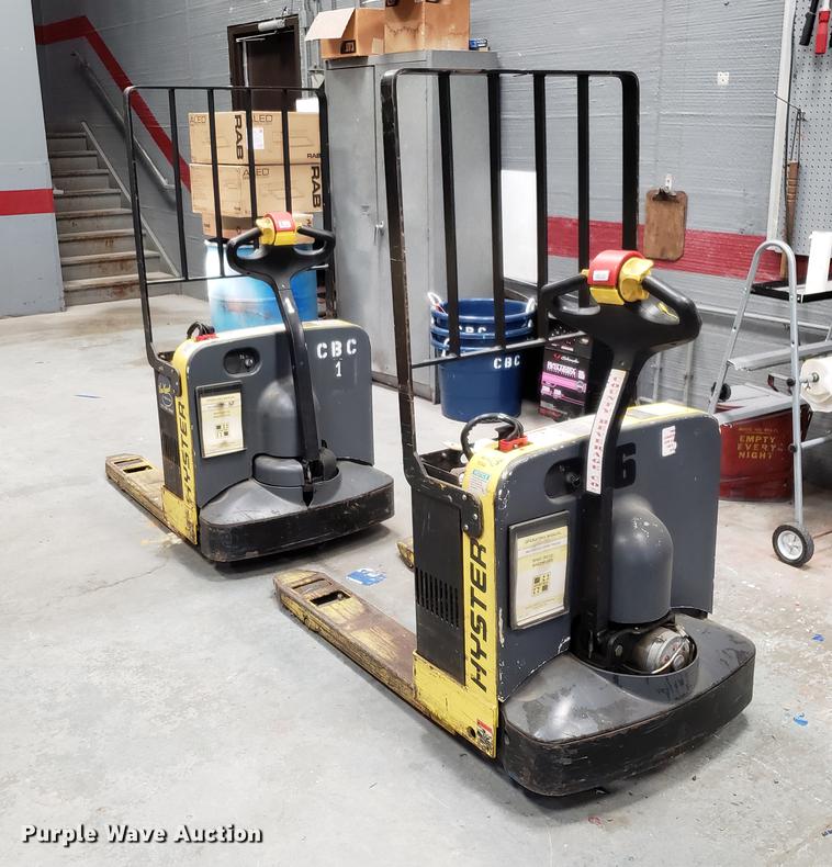 image for item AV9477 (2) Hyster W40Z pallet jacks