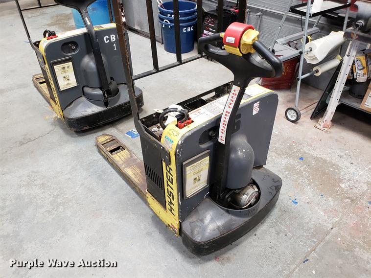 image for item AV9477 (2) Hyster W40Z pallet jacks