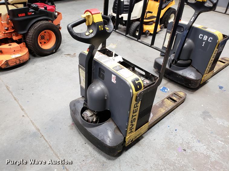 image for item AV9477 (2) Hyster W40Z pallet jacks