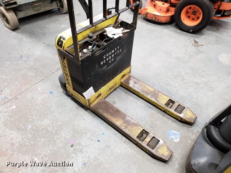 image for item AV9477 (2) Hyster W40Z pallet jacks