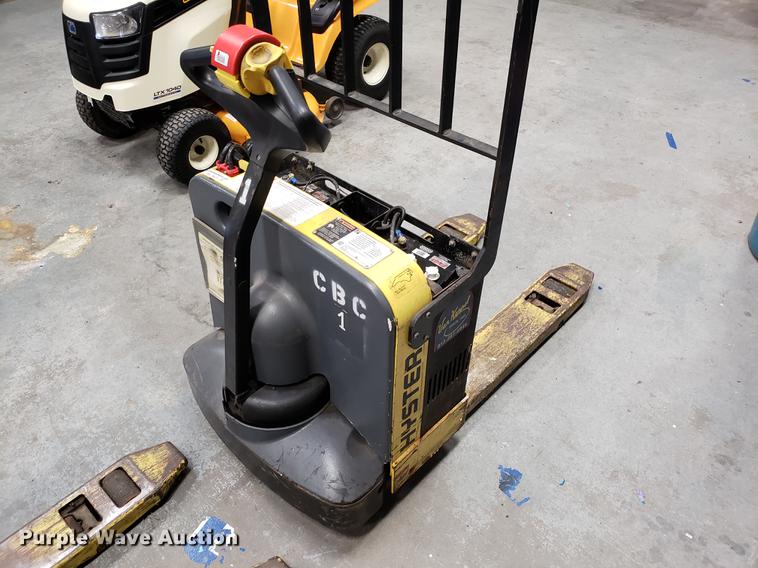 image for item AV9477 (2) Hyster W40Z pallet jacks