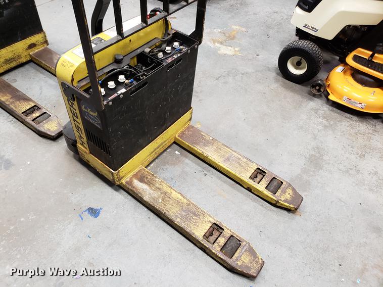 image for item AV9477 (2) Hyster W40Z pallet jacks