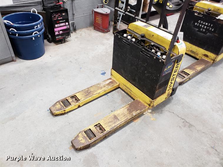 image for item AV9477 (2) Hyster W40Z pallet jacks