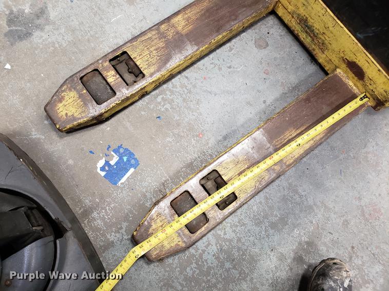 image for item AV9477 (2) Hyster W40Z pallet jacks
