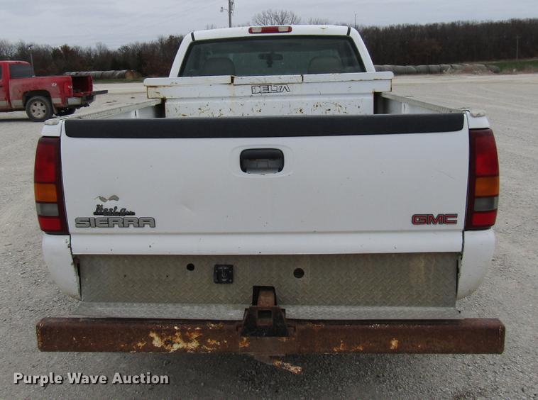 image for item DB2047 2002 GMC Sierra 2500HD pickup truck