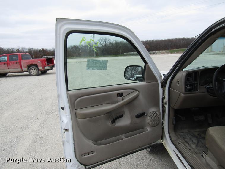 image for item DB2047 2002 GMC Sierra 2500HD pickup truck